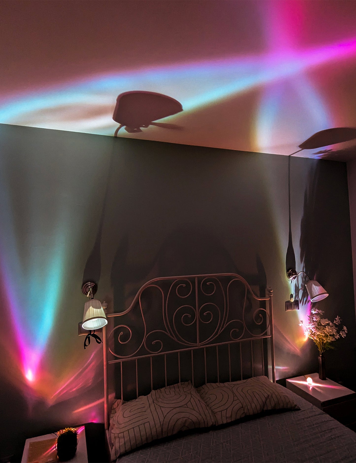crystal_table_lamp_LED_night_projector_lamp_Italian_designer_lamp_colorful_bedside_lamp_modern_home_decor_lamp_stained_glass_effect_light_USB_powered_table_lamp_compact_night_light_ambient_crystal_lamp_energy_efficient_lamp