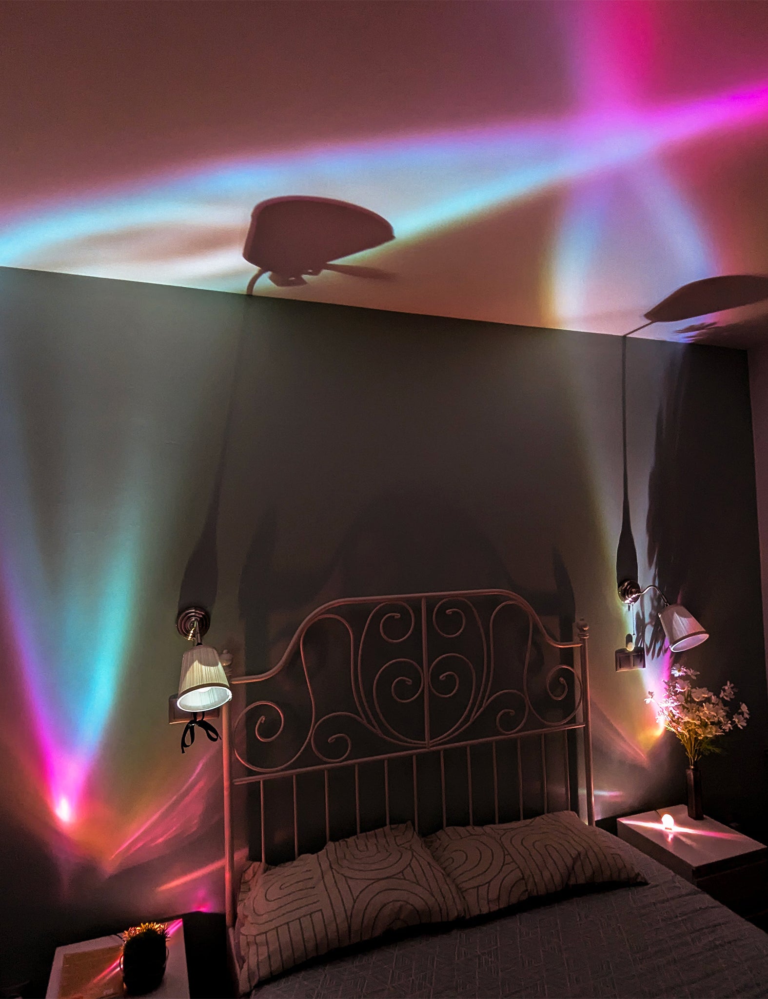 crystal_table_lamp_LED_night_projector_lamp_Italian_designer_lamp_colorful_bedside_lamp_modern_home_decor_lamp_stained_glass_effect_light_USB_powered_table_lamp_compact_night_light_ambient_crystal_lamp_energy_efficient_lamp
