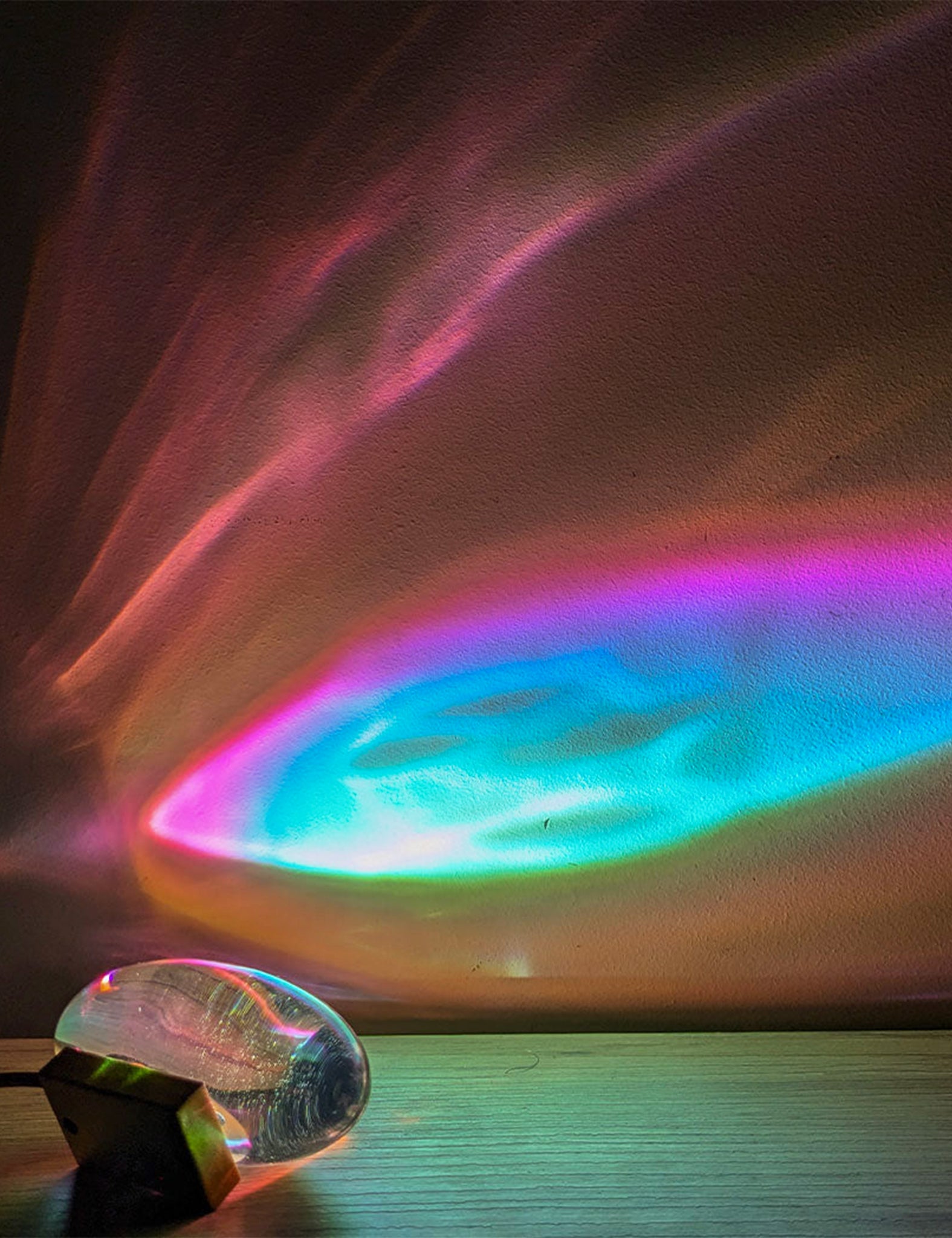 crystal_table_lamp_LED_night_projector_lamp_Italian_designer_lamp_colorful_bedside_lamp_modern_home_decor_lamp_stained_glass_effect_light_USB_powered_table_lamp_compact_night_light_ambient_crystal_lamp_energy_efficient_lamp