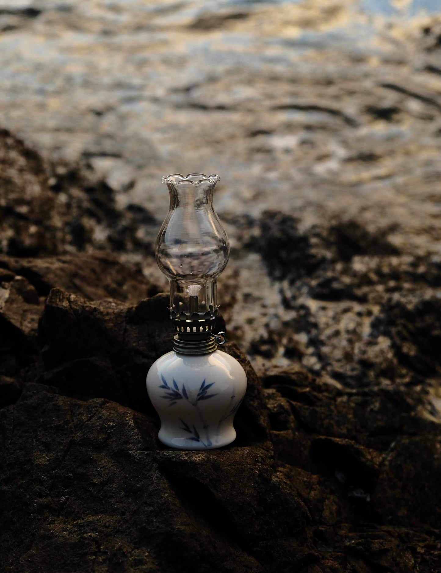 Portable oil lamp for camping_Vintage-style outdoor lamp