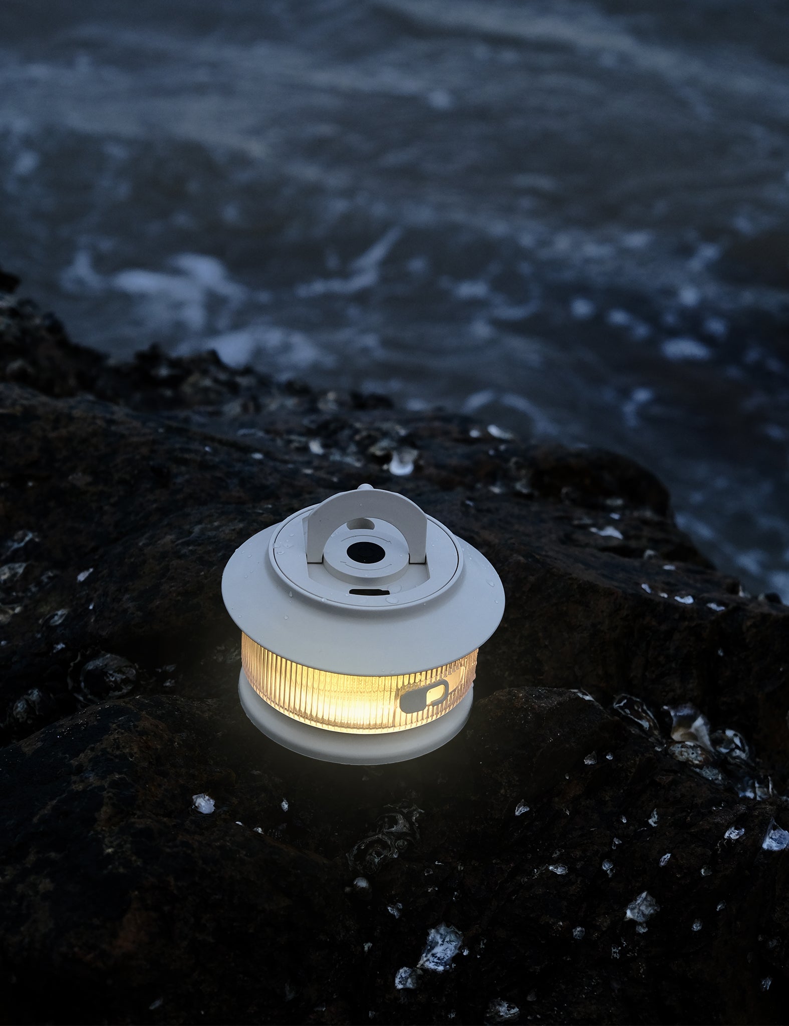 Multi-functional camping lights_Energy-efficient light string