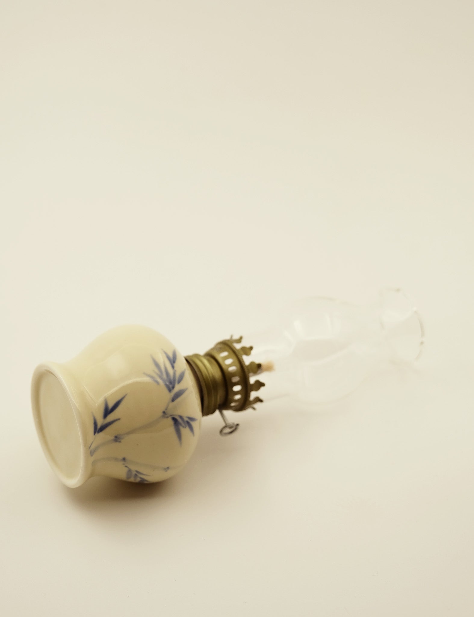 Artisan-crafted oil lamp_Artisan-crafted oil lamp